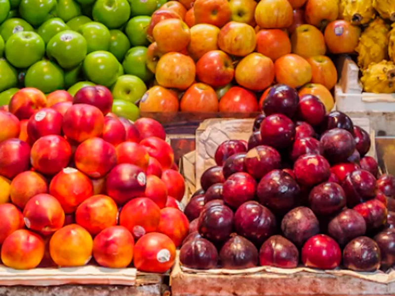 Frutta di stagione: mele, prugne e pesche