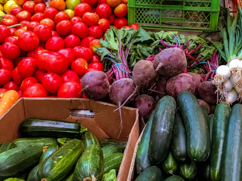 Verdure di stagione in cassetta: pomodori, zucchine, barbabietole